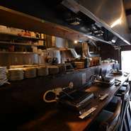 カウンター席に並んで一つの焼き台を使えば、二人の距離がぐっと近くなるはず。焼き加減を調整したり、お互いに焼き方を教え合ったりすることで会話が弾み、より親密な時間を過ごせます。