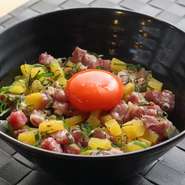 九州の甘口醤油で味付けされた三角バラが、軽く炙ることでとろけていきます。食感の良いたくあんがアクセントとなり、龍の卵の黄身を加えることでリッチな風味に包まれます。