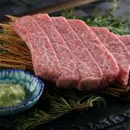 A5ランクの和牛シャトーブリアンは、最高級の肉質を誇る逸品です。きめ細やかな霜降りと、口に入れた瞬間に広がる芳醇な風味は、まさに至福。その希少性がさらに価値を高めます。