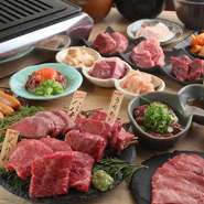 シンプルながらも奥深い味わいで楽しめるコース料理。和牛や赤身、新鮮なホルモン、さらには飲み放題のオプションも用意されています。熱々の焼肉と共に多彩なドリンクも、ぜひ。