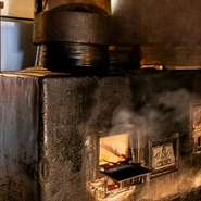 火力の調整が絶妙で、お米がふっくら仕上がります。ほんのり甘みを感じさせるそのご飯は、口に入れるとまるで自然の恵みを感じさせるようなおいしさ。炊き上がりは一粒一粒が立っており、職人技が光ります。