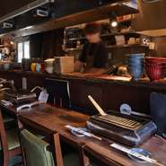 料理人は、気軽に話しかけてもらえるように心がけています。一人一人と距離を保ちつつも、静かな環境で会話を楽しんでもらえるような配慮を欠かしません。訪れた人たちに、安心感と心地よい時間を提供しています。