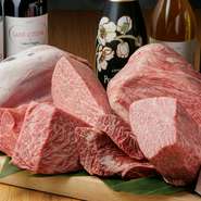 長年肉卸業に携わってきた店主が、産地にこだわらず、その時季に一番おいしい銘柄牛を厳選。余計な装飾や調理法は使わず、素材の持つ旨みや風味を引き出すことに注力しています。希少な赤身肉が味わえることも。