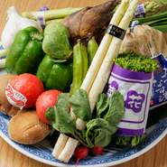 季節感豊かな料理を、野菜と魚で演出しているのも特長の一つ。手書きのメニューには、日々の仕入れに基づいて、四季折々の食材を取り入れた料理が記載されています。きっと食べたいものが見つかるはずです。