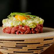 和テイストの中にさまざまな要素が織り交ぜられた料理を提供。店主のセンスが光る独創的な一品をご堪能下さい。器は、丹波篠山の立杭焼を使用。計算され尽くしたもてなしに、心が満たされます。