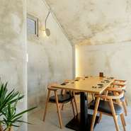 6名までで利用できる半個室があり、両家の顔合わせや会食、女子会などに最適です。お店の味を堪能できる大皿コースが用意されているのもうれしいところ。特別な日には、シャンパンをオーダーするのもオススメです。