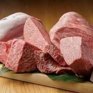 お店の代名詞ともいえる、肉料理。肉のプロが厳選した、産地にとらわれない季節ごとの銘柄牛を提供しています。希少部位に出合えるのも楽しみの一つ。焼き師の腕と調理法が素材の旨みを引き立てます。