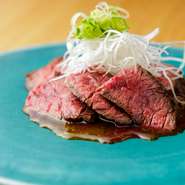 100g　2300円・50g　1500円／ハラミに黄身トリュフソースを添えて。一手間かけた特別感があり、通常の焼肉とは異なるテイストを楽しめます。ワンランク上の贅沢な味わいに出合える【eio】ならではのメニューです。