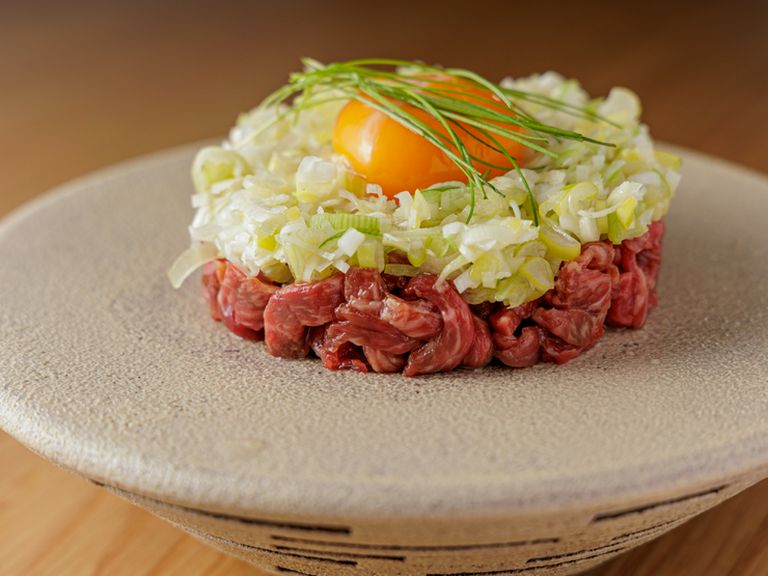 見た目の美しさと素材の鮮度が際立つ『ネギ塩ユッケ』