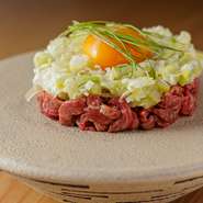 華やかな盛付けが食欲をそそる一品です。新鮮な素材の魅力が引き立ち、卵黄との相性は抜群。かき混ぜていただきます。食材の旨みが調和した、贅沢な味わいです。