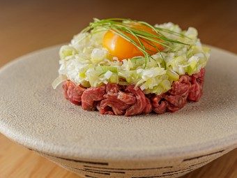 見た目の美しさと素材の鮮度が際立つ『ネギ塩ユッケ』