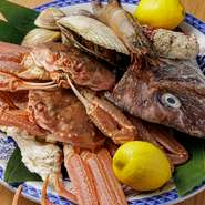 毎日買い付ける新鮮な魚介類を使用し、お造りや焼き物、中華料理風のアレンジなど、多岐にわたるメニューを用意。素材を理解しその魅力を最大限に引き出す、シェフの丁寧な仕事が光ります。


