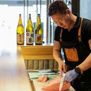 豊富な料理が揃うからこそ、オーダー時のサポートはさりげなく、丁寧に。肉の部位を説明するなど、ゲストの好みや食事のシーンに合わせて最適な提案をするよう、心がけているそうです。