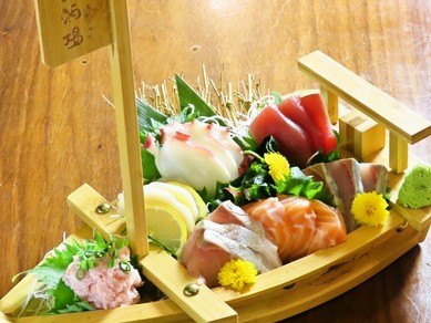 来店時必見！旬の幸を満喫する『本日の刺身盛り合わせ』