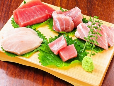 自慢のまぐろを食べ比べ『定番マグロ海王盛り』