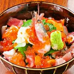 海の幸をふんだんに使った、豪華賢覧な丼物も見逃せない