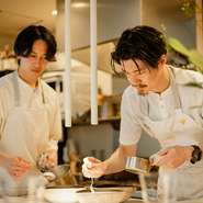 カウンター席のすぐ内側で料理人が調理する空間は、ゲストと料理人の距離の近さが魅力。目の前で優美な料理が完成する様子を見ることができることも、出来立てをいただけることも小さな店内ならでは。