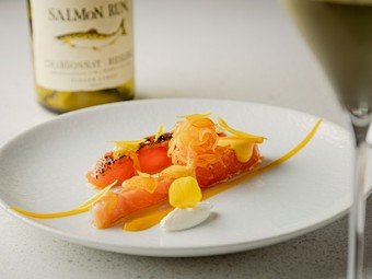 柑橘と人参の２種のソースがサーモンの旨みを引き立てる『富士山サーモン 金柑』