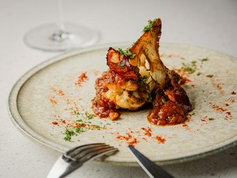 郷土料理をソースにアレンジした後を引く味わいの『カリフラワー セトワーズ』