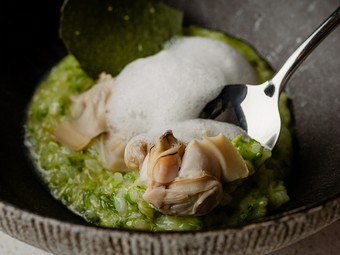 旨みたっぷりの蛤のだしとあおさ海苔の磯の香が身体に染み渡るリゾット『蛤米』