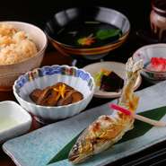 “失われつつある日本の伝統を伝える”をコンセプトに掲げる、鮎・鰻料理の専門店、二つの素材にとことん向き合った料理は、日本の魅力的な食文化を再認識させてくれます。
