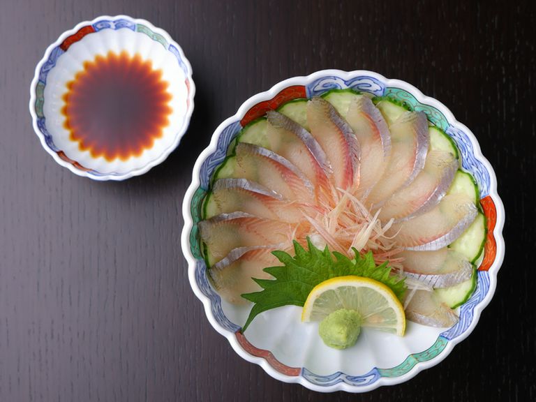 質と鮮度にこだわった食材たち。急流育ちの天然鮎の刺身は必見
