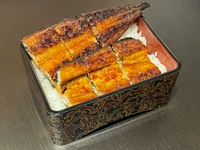 熊本の不知火海と球磨川の汽水域でとれた天然青うなぎを九州産の赤酒と醤油を使用して、関西焼きのうな重に仕上げております。
<セット内容>
・うな重 ・吸物
・お漬物 ・小鉢