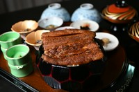 大型の天然青うなぎを
シェア用としてご用意しました。

肉厚な身はとても弾力があり
他でご用意しているうなぎとはまた違った食感をお楽しみいただけます。
＜セット内容＞
天然うな重/吸物/小鉢/漬物　×［人数分］