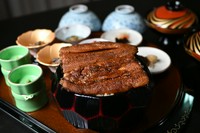 大型の天然青うなぎを
シェア用としてご用意しました。

肉厚な身はとても弾力があり
他でご用意しているうなぎとはまた違った食感をお楽しみいただけます。
＜セット内容＞
天然うな重/吸物/小鉢/漬物　×［人数分］