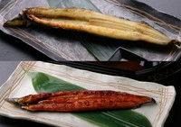 河口付近の水域でとれる、柔らかな天然鰻を贅沢に使用。シンプルな塩焼きと、九州の赤酒・醤油でつくる自家製ダレに絡めた蒲焼きの2種。好きなスタイルを楽しめます。