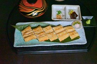 素焼きで仕上げたうなぎの白焼をセットでご提供。

わさび/小ネギ/白ごまの３種類の薬味をご用意。

＜セット内容＞
・白焼・吸物・白米
・お漬物・小鉢
・薬味 3種
・醤油/塩
