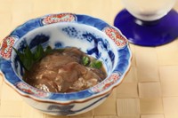 新鮮な天然ものだからこそできる鮎の塩辛。
子うるかは
卵と白子のみで作っており、素材の甘さを感じられます。
苦うるかは
内蔵のみを使用しており、独特の苦みが酒好きにはたまらない逸品です。