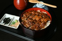 大きなお櫃に満遍なくうなぎを敷き詰めてご提供

＜セット内容＞
・特大うな重（ひつまぶし）
・吸物/小鉢/漬物/
・薬味4種/専用出汁