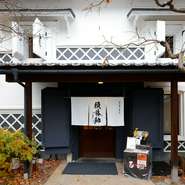 「お店で料理にご満足いただくだけでなく、帰り道でも“来てよかった”と思っていただけるお店を目指しています」と店長。食からゲストに思い出に残る体験を提供できるように、一日一日の接客を大切にしています。