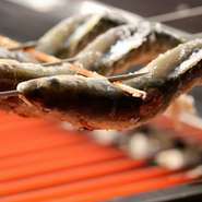 赤白各2種のワインや、オススメの日本酒6種など、お酒も鮎・鰻に合わせてセレクト。焼き鮎を使った『鮎燗』は、こちらのお店らしい逸品。ふぐひれ酒のように、鮎の旨みを一味違う角度から味わえます。