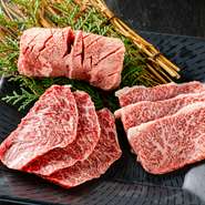 店で使用されるのは、肉質がキメ細かい「志方牛」をはじめ、プロが目利きした高品質な肉ばかり。鮮やかな肉の色がその品質を物語っています。口の中で広がる旨みは、忘れられない味わいを提供することでしょう。