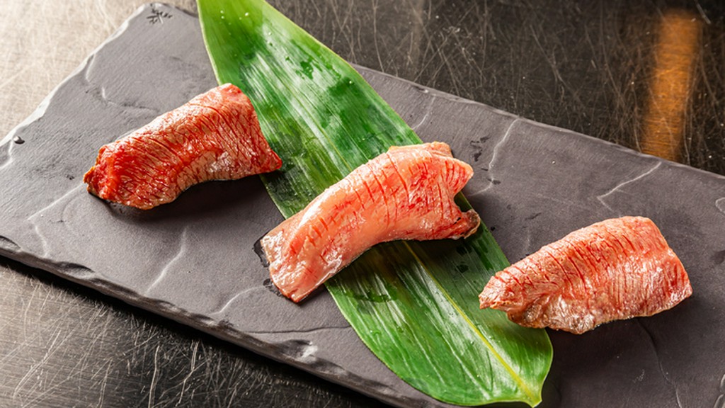 おいしさの共演！バラエティ豊かな味を堪能できる『肉寿司3種盛り』