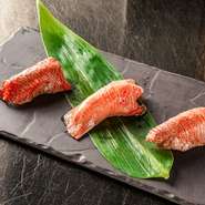 3種類の肉寿司を食べ比べできる料理がこちら。食べ応え十分の赤身をはじめ、しっとりとした食感の上赤身、厳選された霜降り和牛の大トロと、満足感を味わえること間違いなし。異なる旨みをゆったりと味わって。