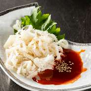 何度も試作を繰り返したという、自慢のタレ。甘みのある醤油ダレや味噌ダレなど、肉の種類ごとに相性抜群の味わいを提供しています。子どもから年配のゲストまで、幅広い年代に支持される味がポイントです。