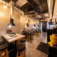 商品を提案するときは要望や好みに合わせるなど、ゲストが満足できる接客を心がけているそう。親しみやすく、丁寧なサービスも特徴です。カジュアルな雰囲気の中で、質の高い焼肉が楽しめます。