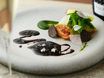 濃厚なフォアグラと香り豊かなトリュフを春の装いで。『フォアグラのキャベツ包み トリュフのソース』