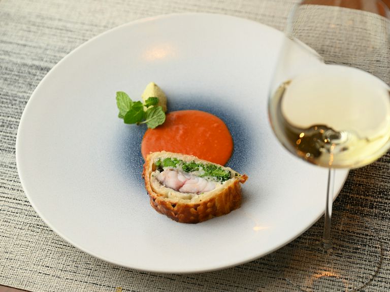 季節の野菜や魚を、パイ生地で包みサックリと。『アンコウのパイ包み焼き』