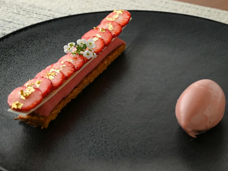 愛らしい華やかさ。『ミルフィーユ ショコラフレーズ グラスピシュターシュ』