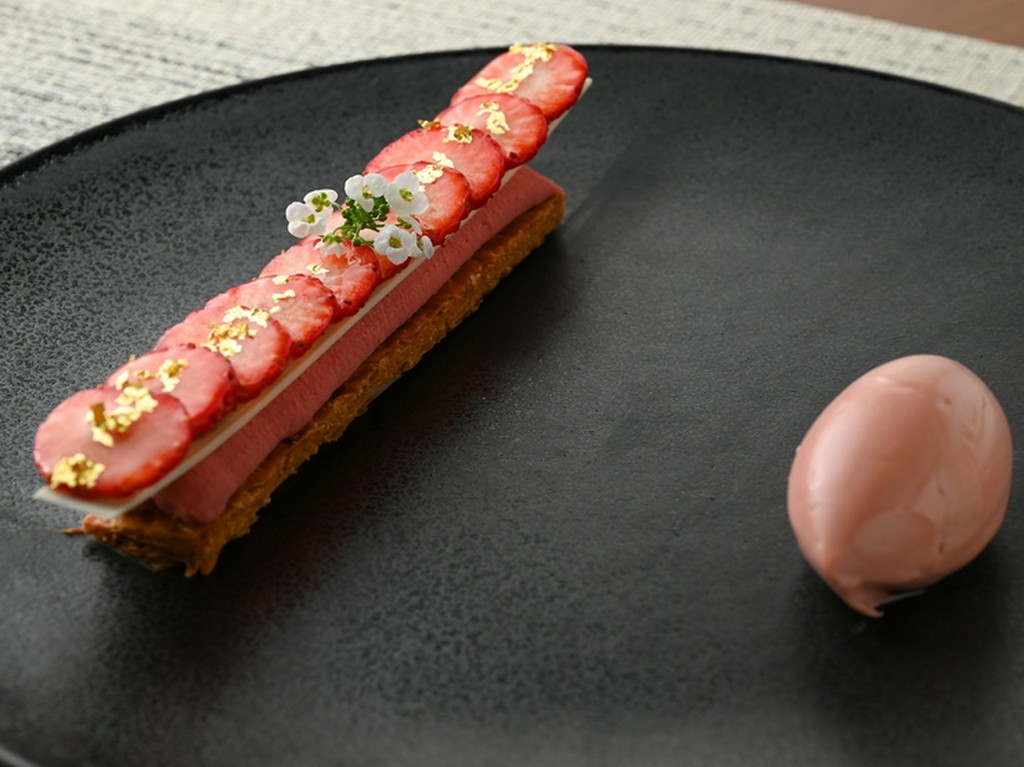 愛らしい華やかさ。『ミルフィーユ ショコラフレーズ グラスピシュターシュ』