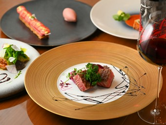 正統派フレンチの伝統と、格式の高い和の世界を融合した、新しいスタイルのコース料理を存分に