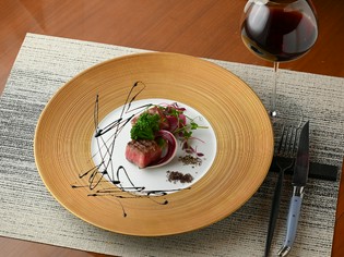 炭火で焼き上げる『宮崎牛ヒレ肉と山形牛サーロインのステーキ』