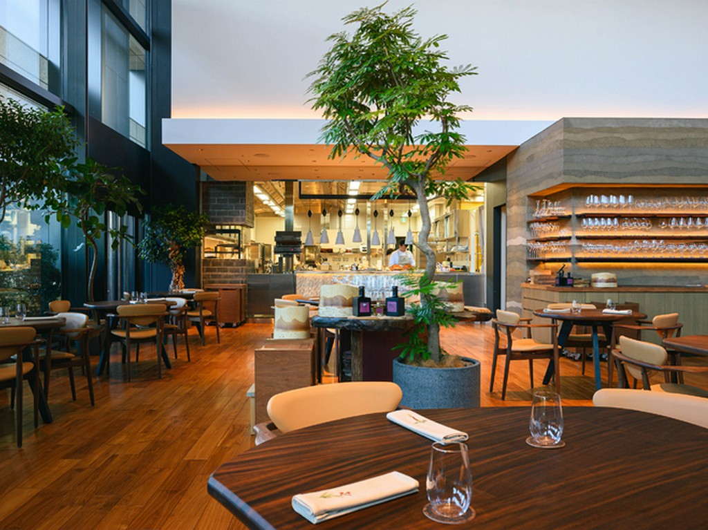 昼夜で表情が変わる、天井の高い開放的な店内