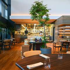 昼夜で表情が変わる、天井の高い開放的な店内