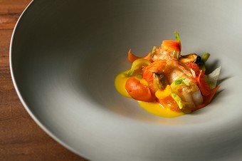 皿の中から南仏の香りが立ち上る『サフラン/人参/ラングスティーヌ』