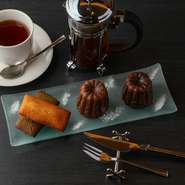 カヌレをはじめ、多彩なスイーツは季節ごとに変わるので、訪れる度に新しい出合いが楽しめます。仕事仲間や友人との女子会にピッタリ。フランス産の食材を使ってつくられているので、本場の味を堪能できます。